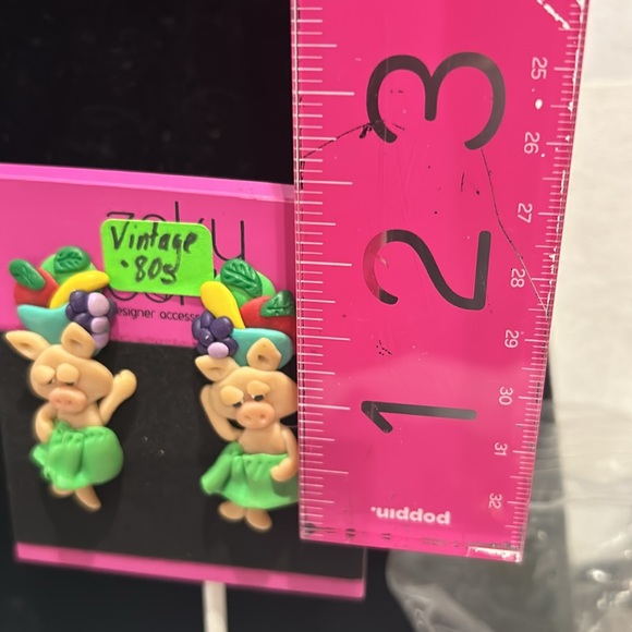 VINTAGE Sulpted Clay Polymer Luau Pig Earrings-Boutique - Picture 5 of 6